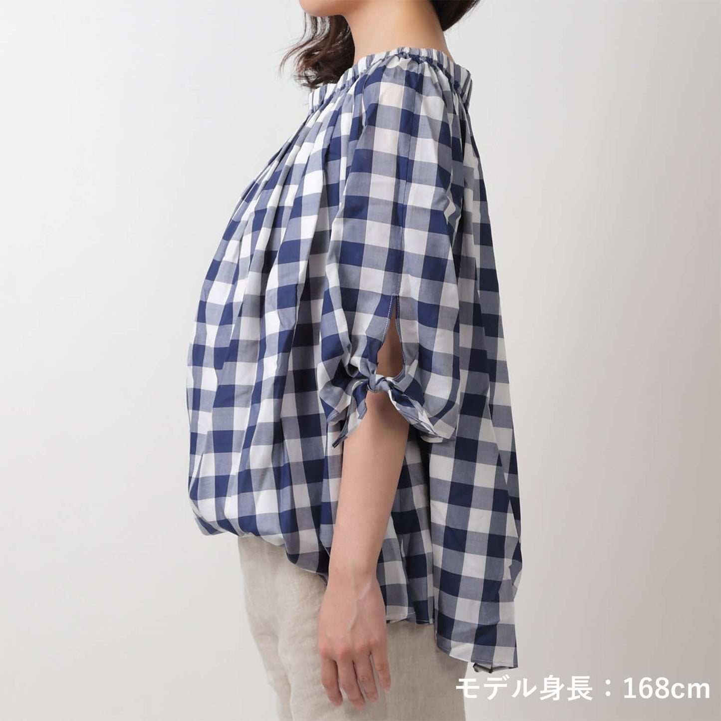 2WAYギャザーネックリボン袖ブラウス ネイビー×ホワイト(model:168cm 着用サイズ:SM)