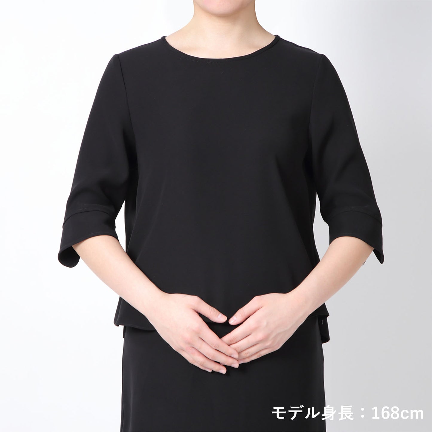 レディブラックシーズンレス六分袖プルオーバー&ペンシルスカートアンサンブル(model:168cm 着用サイズ:SM)