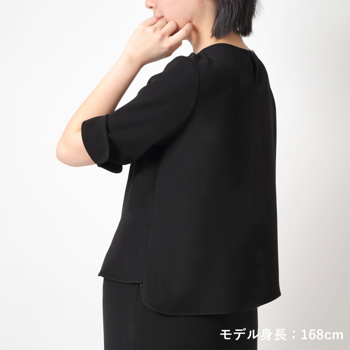 レディブラックシーズンレス六分袖プルオーバー&ペンシルスカートアンサンブル(model:168cm 着用サイズ:SM)