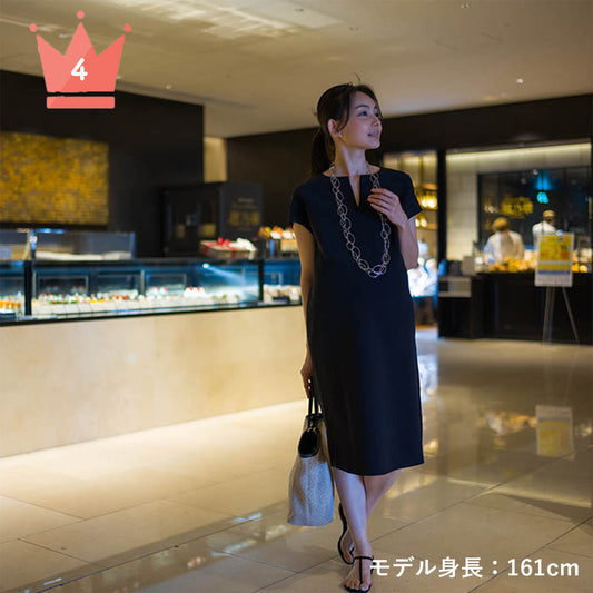 スリットネックシーズンレスブラックワンピース(model:168cm 着用サイズ:SM)