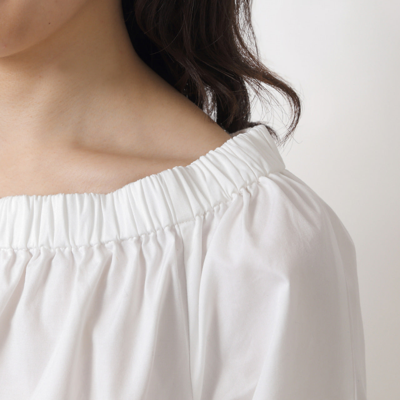 2WAYギャザーネックリボン袖ブラウス × 冷えから守る足首あったかイージーパンツ(model:160cm 着用サイズ:SM)